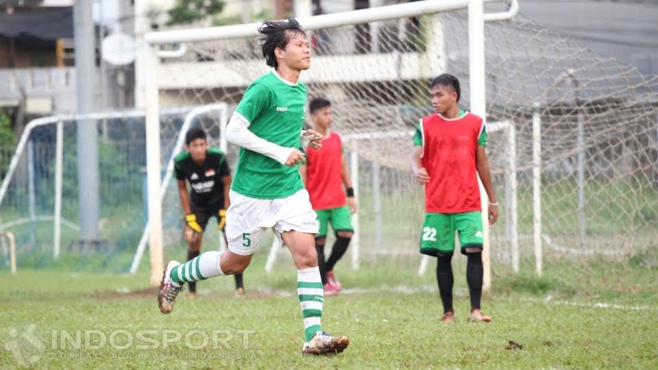 Adam Alis berlari hendak melakukan tendangan sudut.